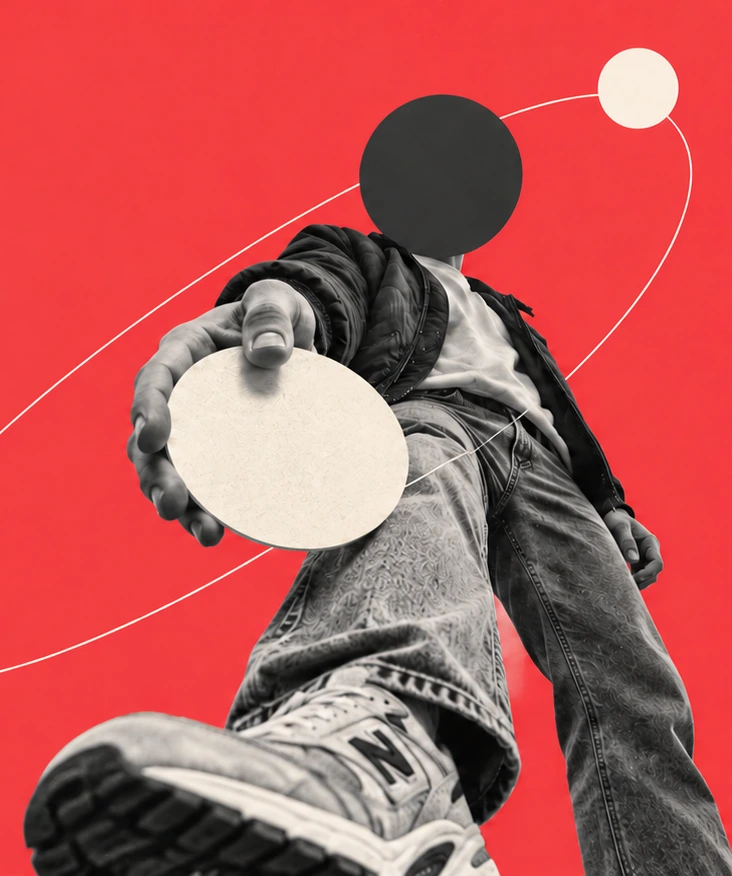 Collage original BRIOO sobre fondo rojo: una persona extiende un círculo crema hacia la cámara
